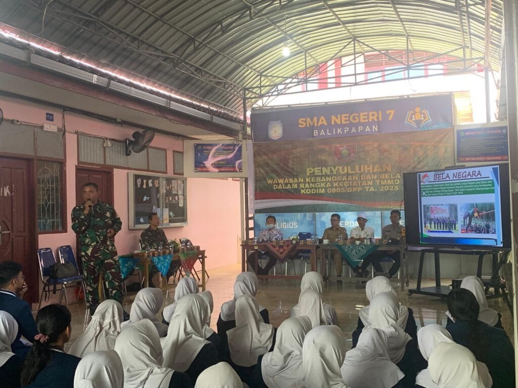 WhatsApp Image 2025 03 02 at 12.32.41 Antusias Siswa - Siswi SMAN 7 Balikpapan terima Sosialiasis Wasbang dan Belneg dari Satgas TMMD 123 Kodim 0905/BPP PROKALTIM