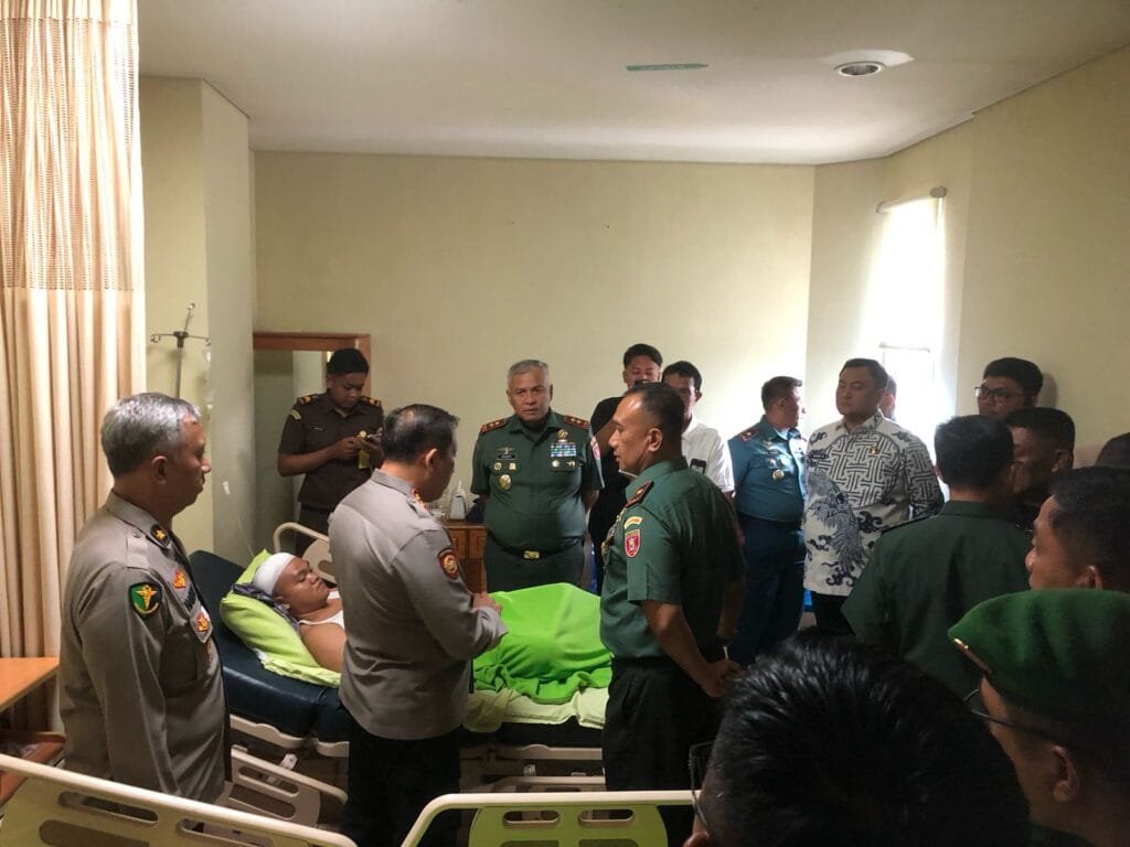 WhatsApp Image 2025 03 03 at 03.13.06 Pangdam VI Mulawarman Bersama Kapolda Kaltara Kunjungi Korban Insiden Penyerangan Polres Tarakan PROKALTIM