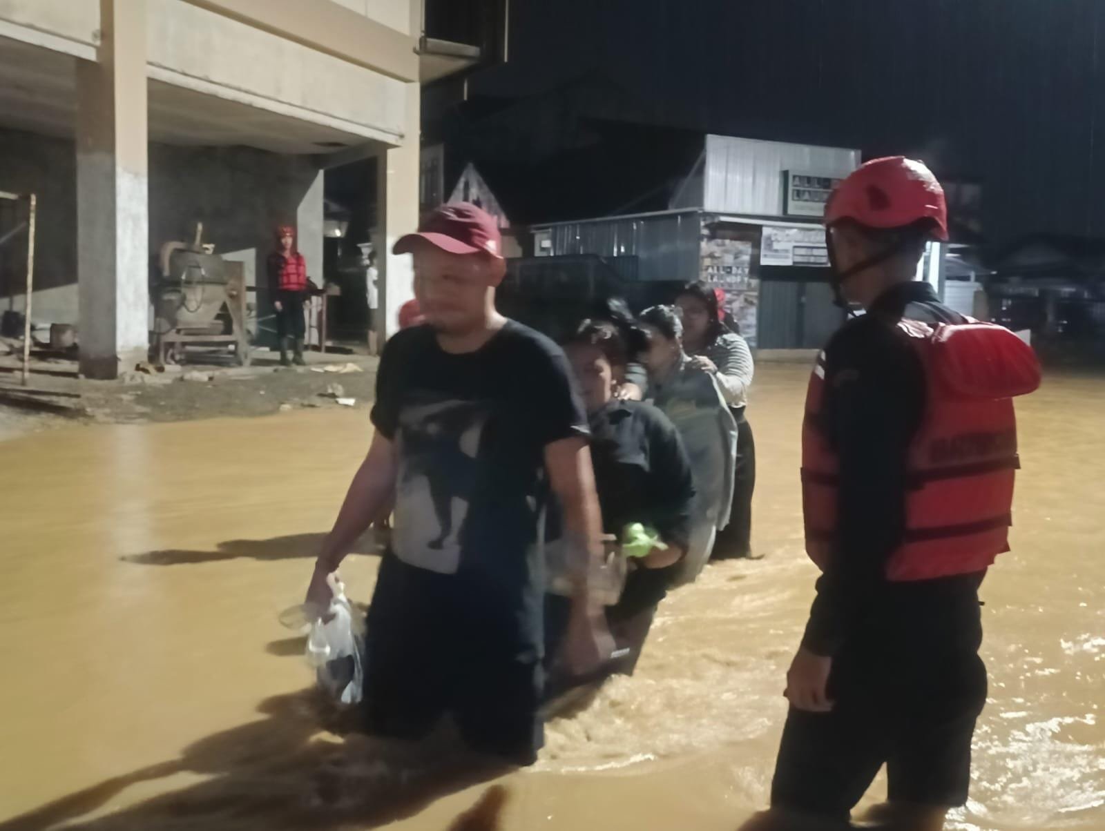 Balikpapan Dilanda Banjir Akibat Hujan Deras, Warga Terjebak di Genangan Air