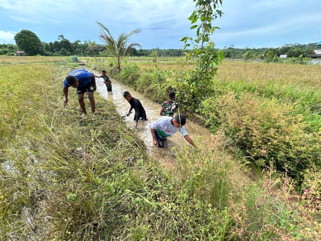 WhatsApp Image 2025 03 07 at 22.23.58 TNI Berikan Dukungan untuk Petani dengan Pembersihan Irigasi dalam Program TMMD ke-123 PROKALTIM