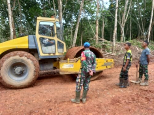 WhatsApp Image 2025 03 09 at 11.21.50 1 Pengerasan Jalan Penghubung Kelurahan Teritip dan Lamaru oleh TMMD ke-123 Kodim 0905/Balikpapan Percepat Akses Warga PROKALTIM