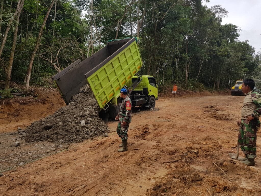 WhatsApp Image 2025 03 09 at 11.21.50 Pengerasan Jalan Penghubung Kelurahan Teritip dan Lamaru oleh TMMD ke-123 Kodim 0905/Balikpapan Percepat Akses Warga PROKALTIM