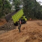 Pengerasan Jalan Penghubung Kelurahan Teritip dan Lamaru oleh TMMD ke-123 Kodim 0905/Balikpapan Percepat Akses Warga