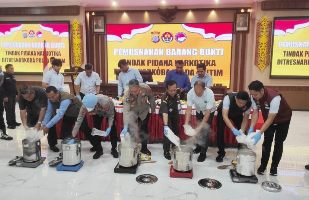 WhatsApp Image 2025 03 11 at 20.03.02 Polda Kaltim Musnahkan 32,252 Kg Narkotika dalam Upaya Memperketat Pemberantasan Peredaran Narkoba PROKALTIM