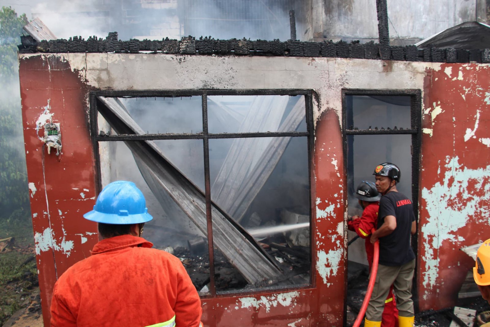 Kebakaran Melanda Toko Suku Cadang dan Rumah Warga di Balikpapan, Seorang Perempuan Lansia Terluka