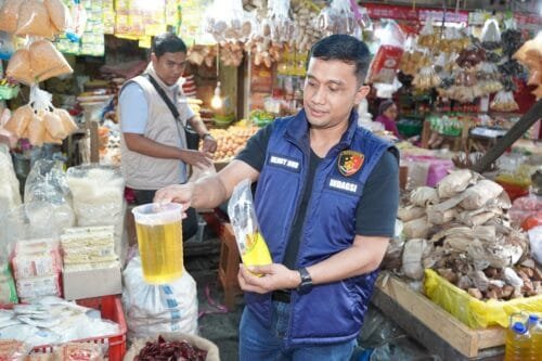 WhatsApp Image 2025 03 12 at 22.38.57 Polda Kaltim Lakukan Sidak di Pasar Pandan Sari Balikpapan untuk Cek Keakuratan Takaran Minyakita PROKALTIM
