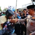 Bersama Teman-Teman Media, Kapolda Kaltim Bagikan Ratusan Takjil Gratis Kepada Masyarakat