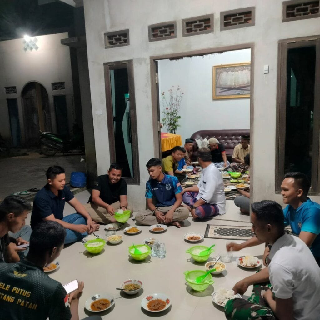 WhatsApp Image 2025 03 16 at 19.31.08 Keakraban TNI dan Masyarakat Terjalin dalam Sahur Bersama di Program TMMD 123 Balikpapan PROKALTIM