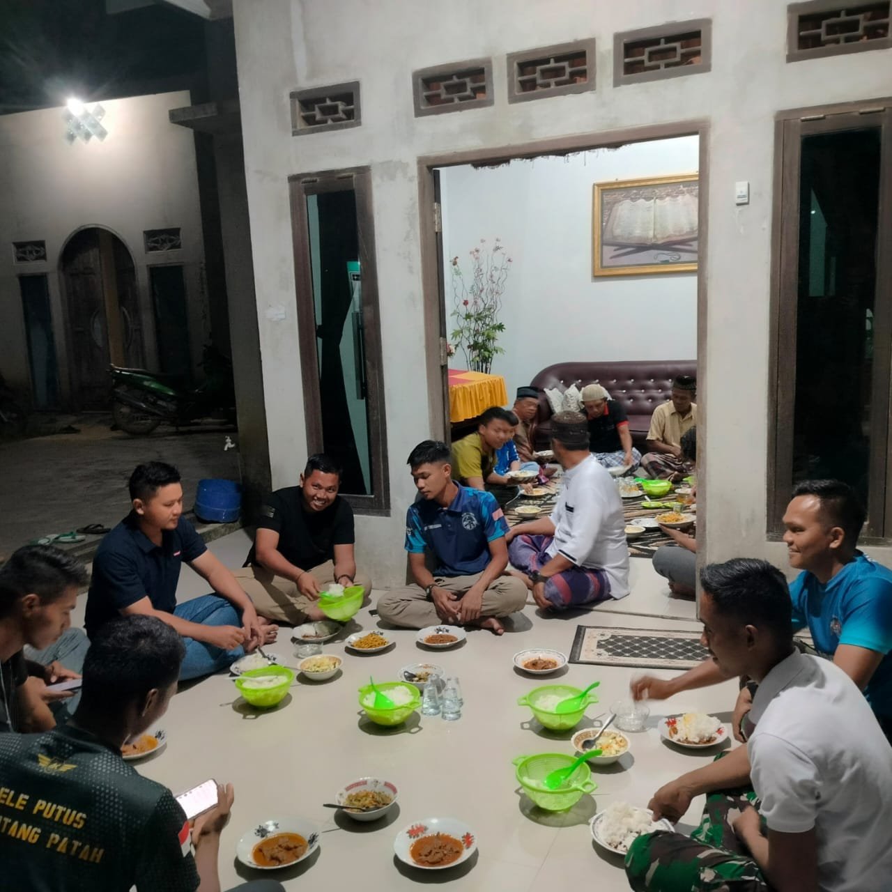 WhatsApp Image 2025 03 16 at 19.31.08 Keakraban TNI dan Masyarakat Terjalin dalam Sahur Bersama di Program TMMD 123 Balikpapan PROKALTIM