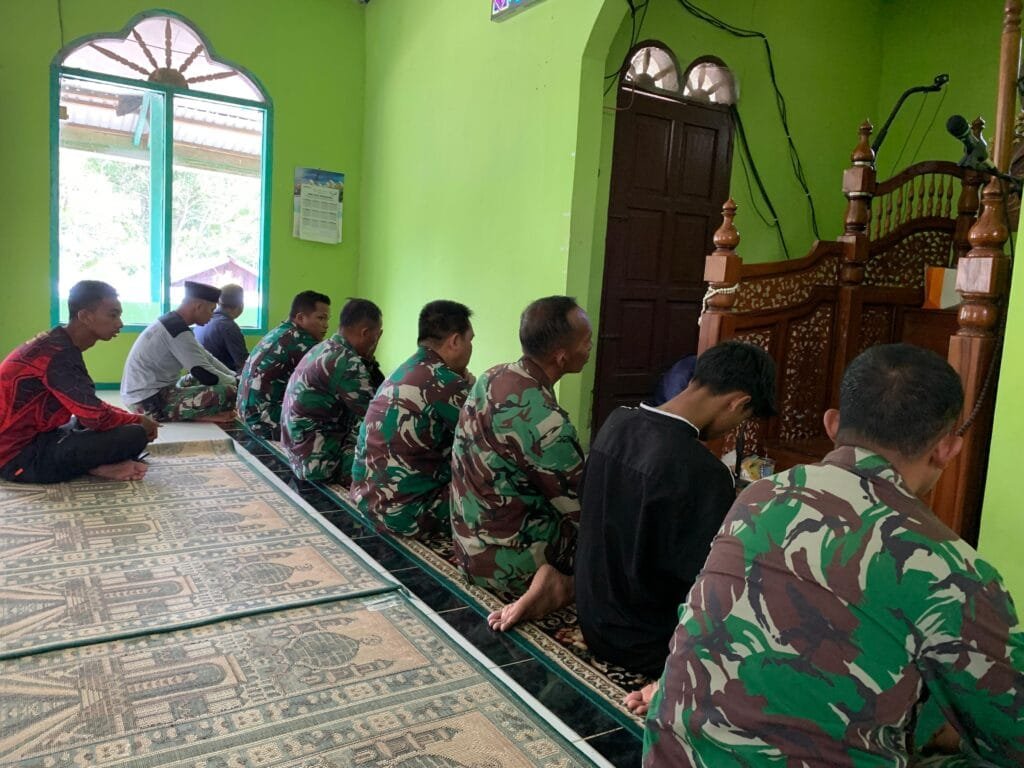 WhatsApp Image 2025 03 18 at 04.31.24 TNI Kodim 0905/Balikpapan Sempatkan Ibadah Sholat Ashar Bersama Warga di Tengah TMMD 123 PROKALTIM