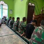 TNI Kodim 0905/Balikpapan Sempatkan Ibadah Sholat Ashar Bersama Warga di Tengah TMMD 123