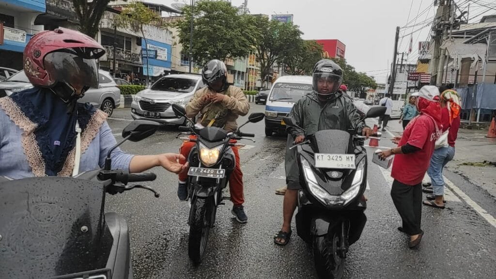 WhatsApp Image 2025 03 20 at 17.09.39 Di Depan Kedai Kopi Mantaw Canton, Mie Tjun dan Budi Chandra Bagikan Takjil untuk Pengendara di Bulan Ramadan PROKALTIM