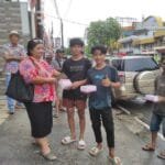 Di Depan Kedai Kopi Mantaw Canton, Mie Tjun dan Budi Chandra Bagikan Takjil untuk Pengendara di Bulan Ramadan