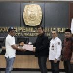 KPU Kota Balikpapan Serahkan Santunan bagi Badan Adhoc yang Alami Kecelakaan Kerja dan Meninggal Saat Bertugas