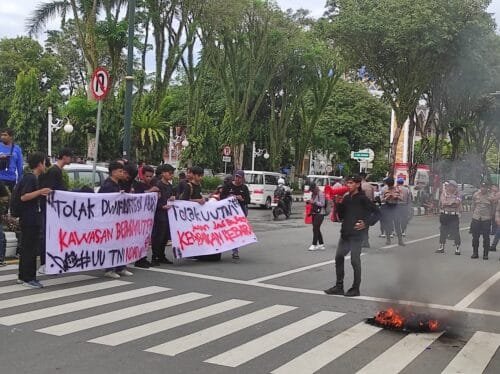 WhatsApp Image 2025 03 25 at 22.58.24 Tuntut Pembatalan Revisi UU TNI, Aliansi Balikpapan Bergerak Aksi di Depan Kantor DPRD Balikpapan PROKALTIM