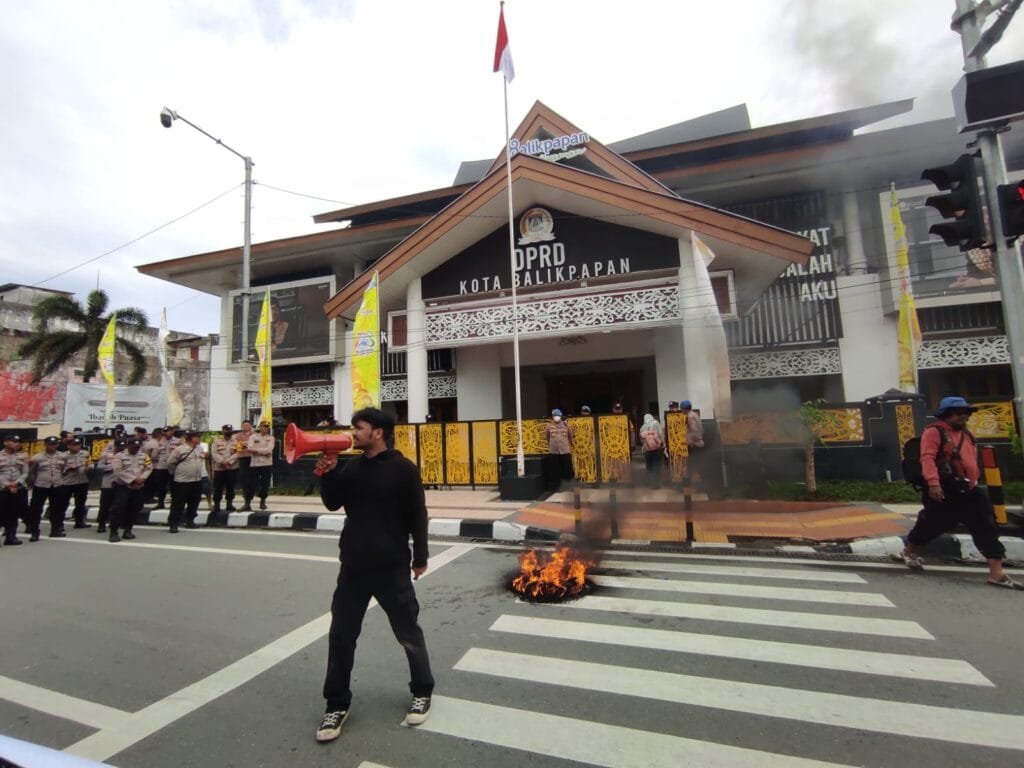WhatsApp Image 2025 03 25 at 22.59.00 Tuntut Pembatalan Revisi UU TNI, Aliansi Balikpapan Bergerak Aksi di Depan Kantor DPRD Balikpapan PROKALTIM