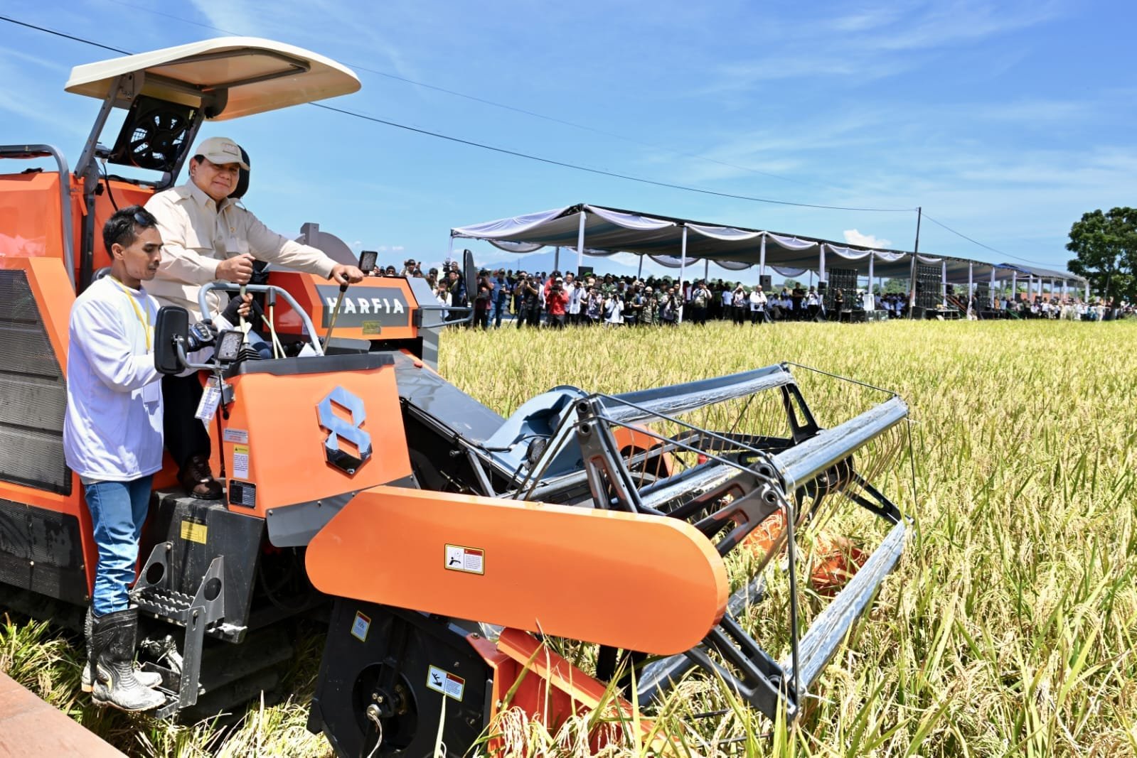 Dukung Swasembada Pangan, Menteri PU Dampingi Presiden Prabowo Panen Raya di Majalengka