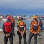 Tim Respons Bencana Brimob dan Basarnas Lakukan Pencarian Nelayan Hilang di Pantai Tanjung Bayur Balikpapan
