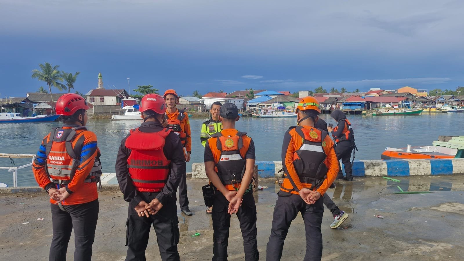 Tim Respons Bencana Brimob dan Basarnas Lakukan Pencarian Nelayan Hilang di Pantai Tanjung Bayur Balikpapan