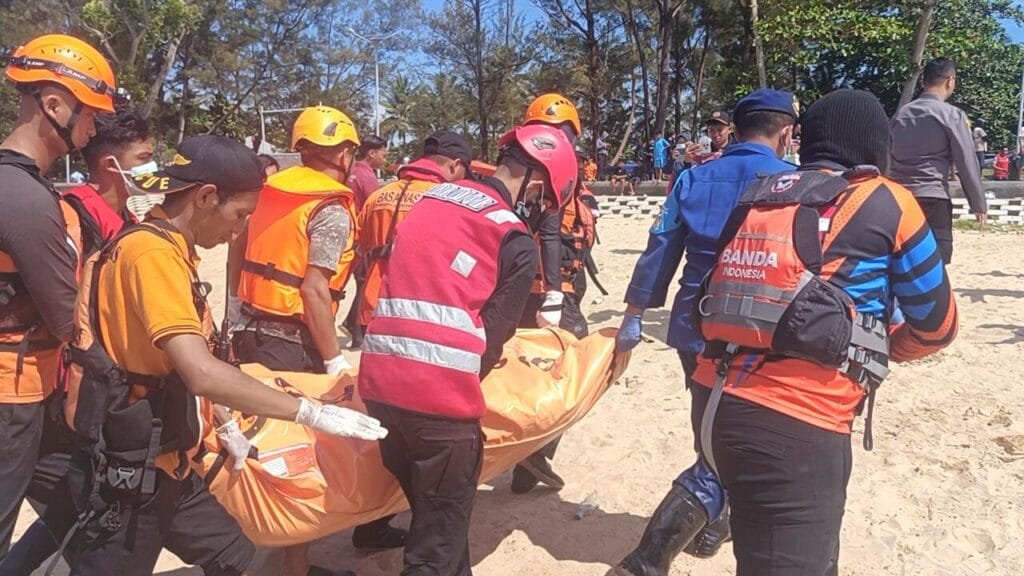 WhatsApp Image 2025 04 07 at 16.50.57 Nelayan Tenggelam di Perairan Balikpapan Ditemukan, Batalyon A Brimob Kaltim Bantu Proses Evakuasi PROKALTIM