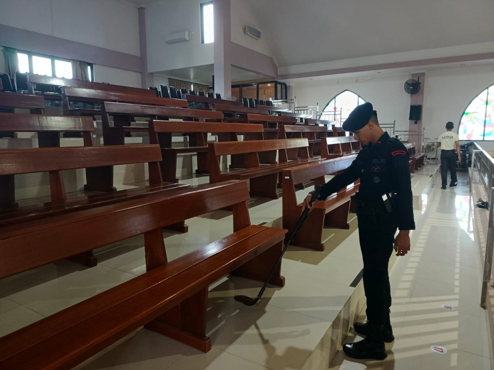 Jelang Puncak Paskah, Tim Jibom Brimob Polda Kaltim Sterilisasi Sejumlah Gereja di Balikpapan