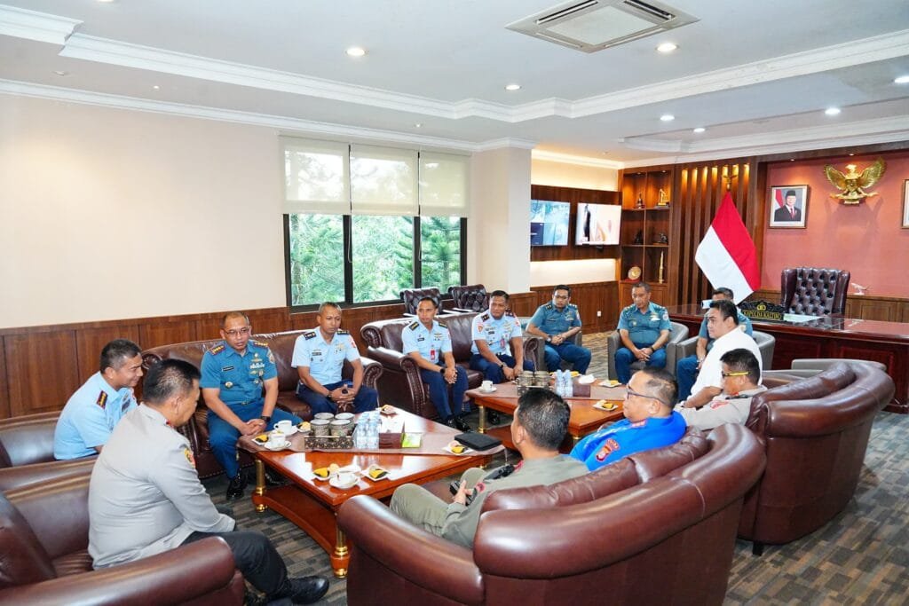 WhatsApp Image 2025 04 23 at 11.24.05 Kapolda Kaltim Terima Kunjungan Danlanal dan Danlanud Balikpapan, Perkuat Sinergi TNI-Polri untuk Keamanan Kaltim PROKALTIM
