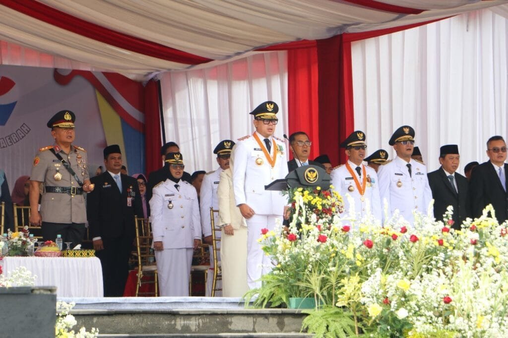 WhatsApp Image 2025 04 25 at 21.44.03 Kapolda Kaltim Hadiri Upacara Hari Otonomi Daerah ke-29 di Balikpapan PROKALTIM