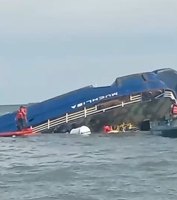 Ferry KMP Muchlisa Tenggelam di Perairan Penajam, Dua Penumpang Masih Hilang