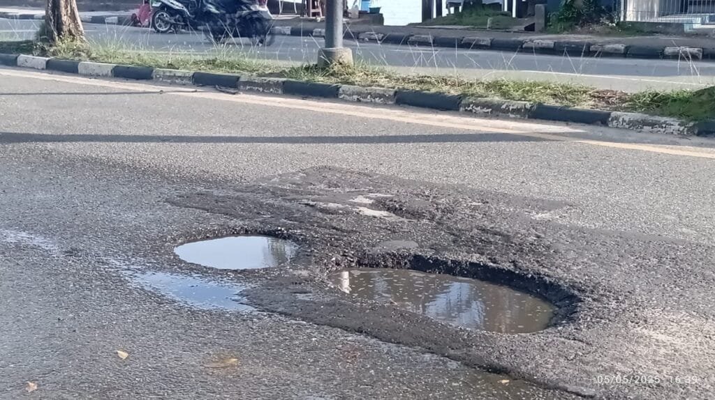 WhatsApp Image 2025 05 06 at 20.23.28 Warga Terancam, DPRD Minta Pemkot Serius Tangani Jalan Rusak di Depan Kantor KPU Balikpapan PROKALTIM