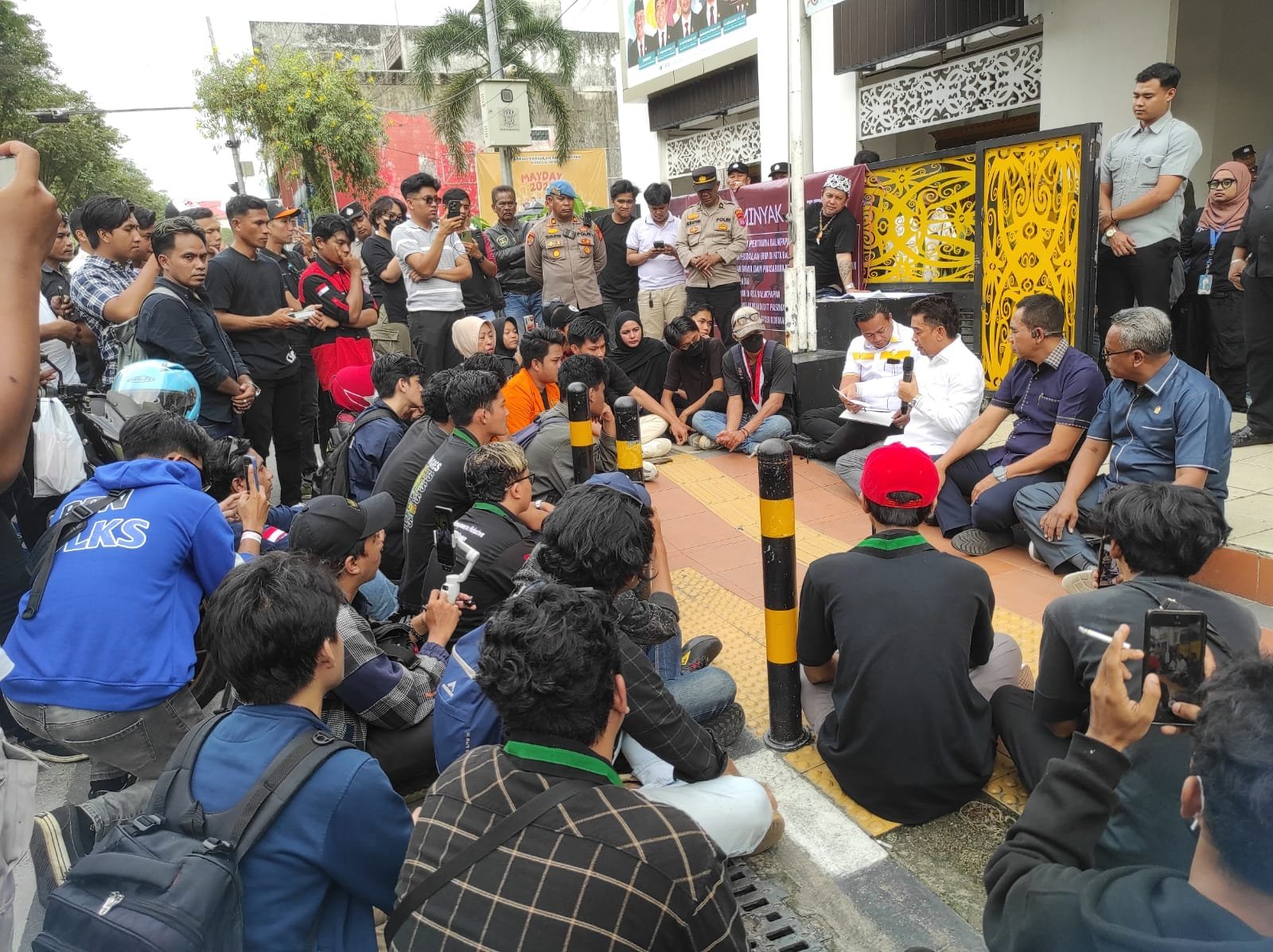 Krisis BBM di Balikpapan, Aliansi Kota Minyak Gelar Aksi dan Meminta DPRD Balikpapan Desak Pertamina Bertanggung Jawab PROKALTIM 1 WhatsApp Image 2025 05 22 at 09.26.26 Krisis BBM di Balikpapan, Aliansi Kota Minyak Gelar Aksi dan Meminta DPRD Balikpapan Desak Pertamina Bertanggung Jawab PROKALTIM
