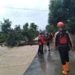 Bocah 2 Tahun Hanyut di Parit Saat Hujan Deras, Tim SAR Terus Lakukan Pencarian di Balikpapan