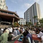 Blue Sky Hotel Balikpapan Gelar Sholat Idul Adha dan Serahkan Hewan Kurban untuk Warga Sekitar