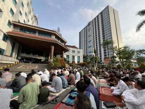 WhatsApp Image 2025 06 09 at 20.44.08 Blue Sky Hotel Balikpapan Gelar Sholat Idul Adha dan Serahkan Hewan Kurban untuk Warga Sekitar PROKALTIM