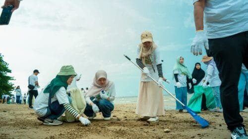 WhatsApp Image 2025 06 13 at 13.24.54 Bersama Lawan Sampah Plastik di Momen Hari Lingkungan Hidup, PLN UID Kaltimra Gerakkan Zero Waste Warriors di Pantai Mulawarman Balikpapan PROKALTIM