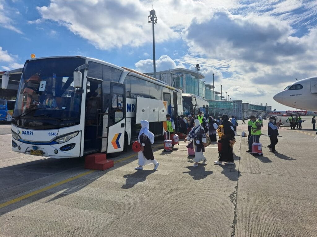 WhatsApp Image 2025 07 02 at 12.22.52 Kloter 10 Jamaah Haji Tiba di Balikpapan, Pengamanan Ketat Diterapkan PROKALTIM