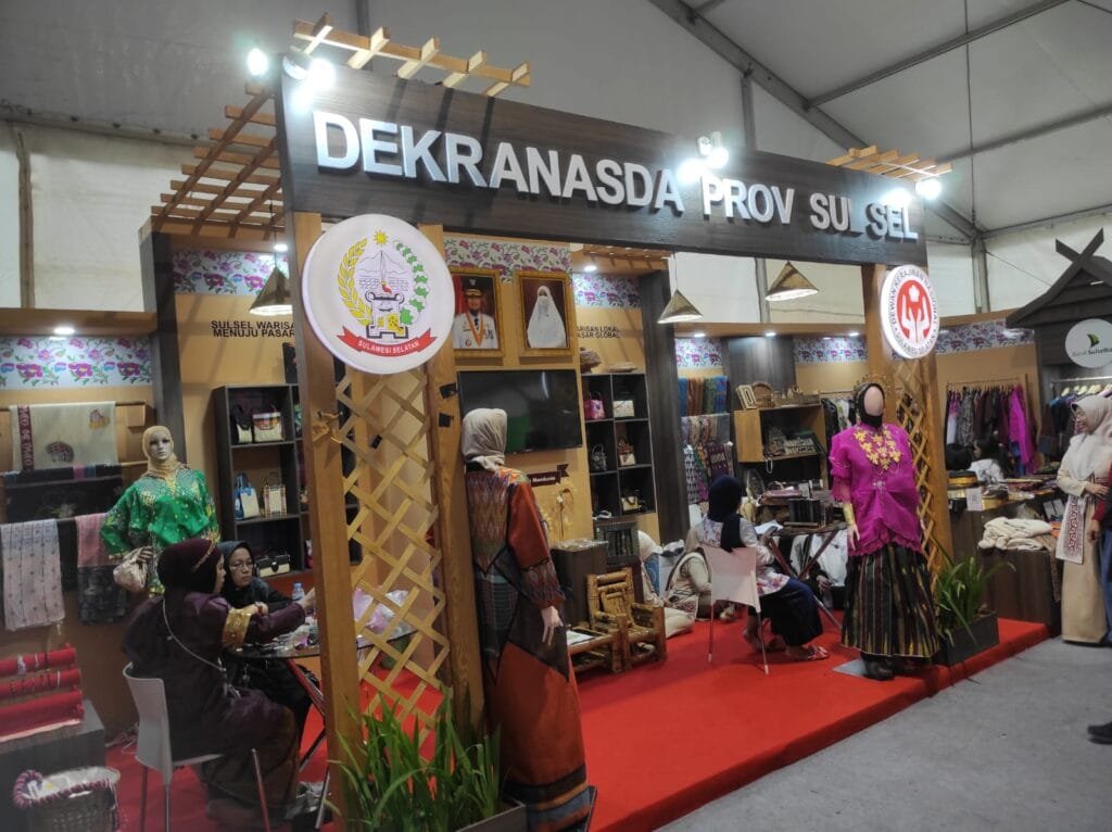 WhatsApp Image 2025 07 10 at 22.48.53 Stan Dekranasda Sulsel Pamerkan Songko Bone hingga Serat Lontar di HUT Dekranas ke-45 di Balikpapan PROKALTIM