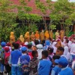 Suasana Haru Iringi Hari Pertama Sekolah di SDN 021 Manggar