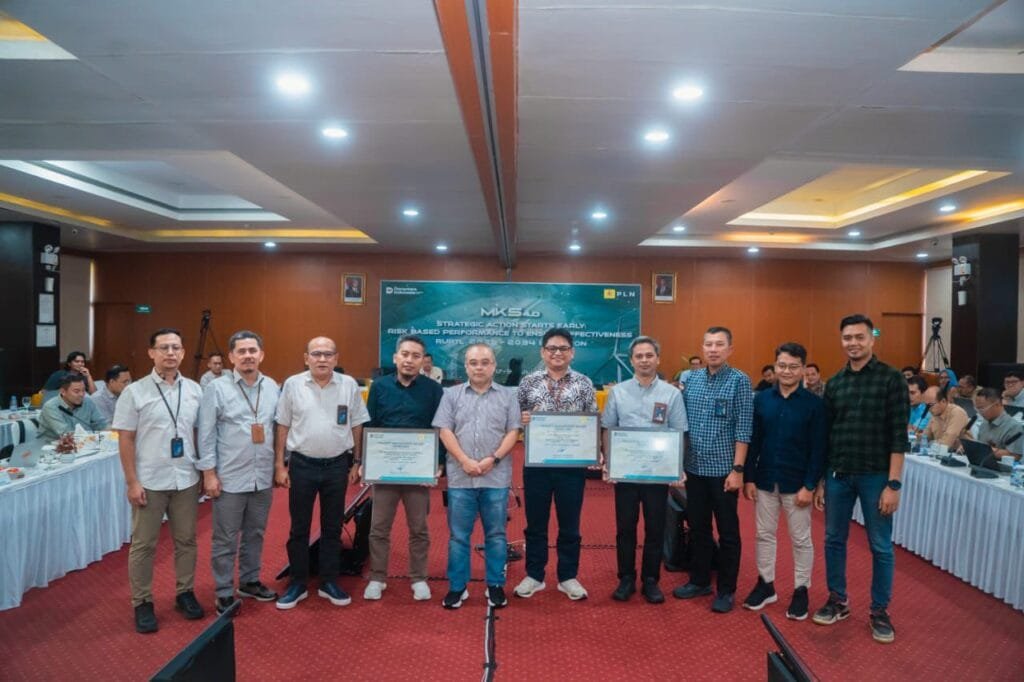 WhatsApp Image 2025 07 21 at 11.18.07 PLN UIP KLT Raih Penghargaan Pengelola Proyek Terbaik Regional Sumatera Kalimantan Sulawesi PROKALTIM