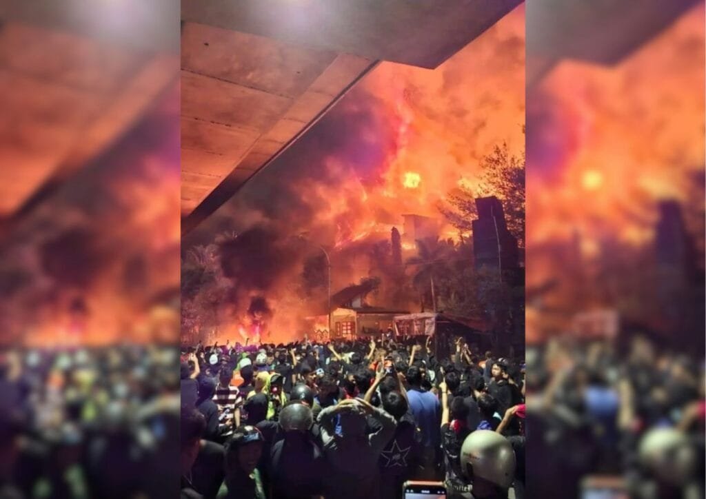Desain tanpa judul 11 Tragedi Kebakaran Gedung DPRD Makassar: 3 Tewas, Puluhan Mobil Hangus PROKALTIM
