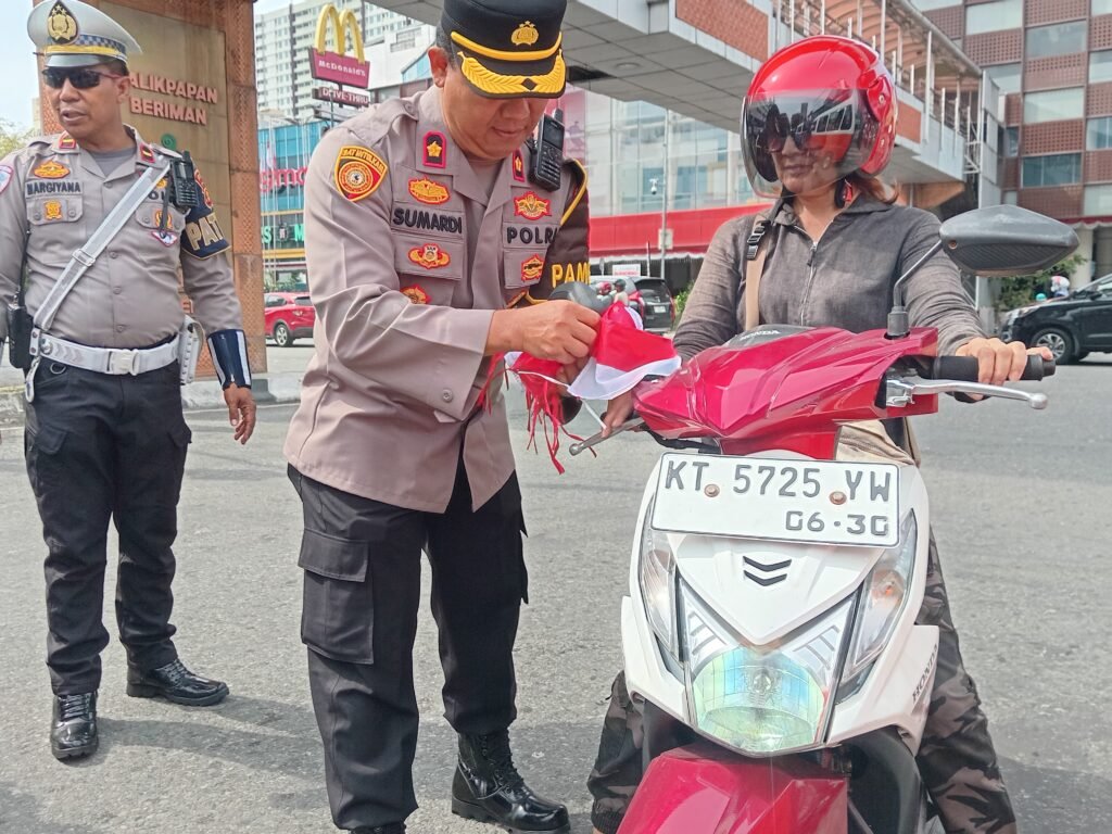 WhatsApp Image 2025 08 10 at 12.27.11 Sambut HUT RI ke-80, Kapolresta Balikpapan Bagikan 2.000 Bendera Merah Putih ke Pengendara PROKALTIM