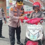 Sambut HUT RI ke-80, Kapolresta Balikpapan Bagikan 2.000 Bendera Merah Putih ke Pengendara