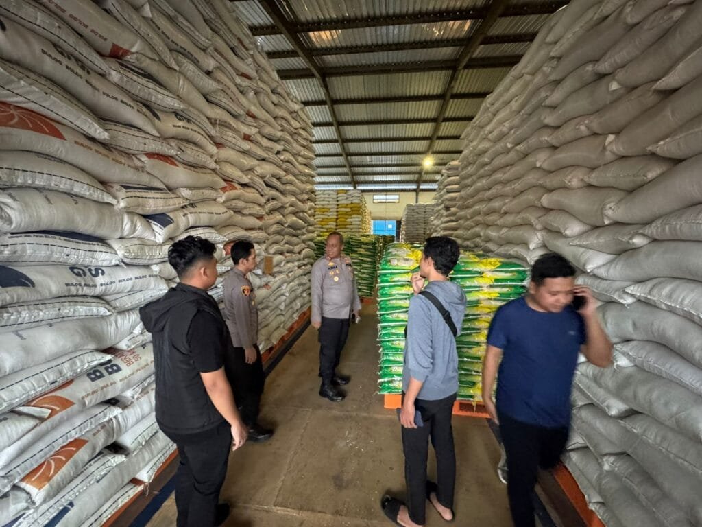 WhatsApp Image 2025 08 10 at 12.32.07 Waka Polresta Balikpapan Tinjau Stok Beras di Gudang Bulog, Pastikan Ketersediaan Aman PROKALTIM