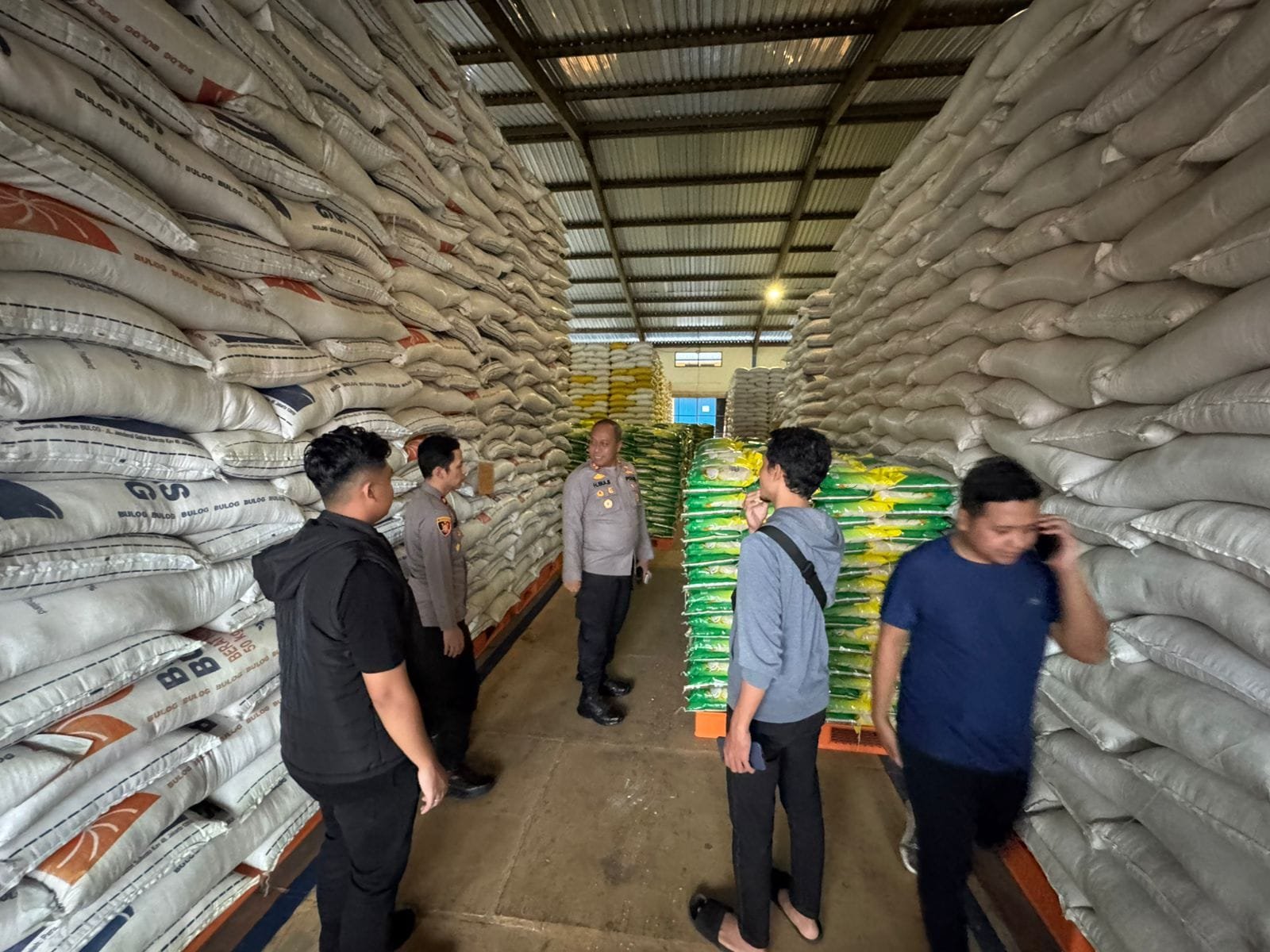 WhatsApp Image 2025 08 10 at 12.32.07 Waka Polresta Balikpapan Tinjau Stok Beras di Gudang Bulog, Pastikan Ketersediaan Aman PROKALTIM