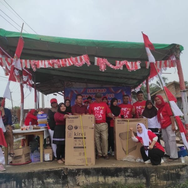 Hujan Tak Hentikan Semangat Warga RT 95 Manggar&hellip;