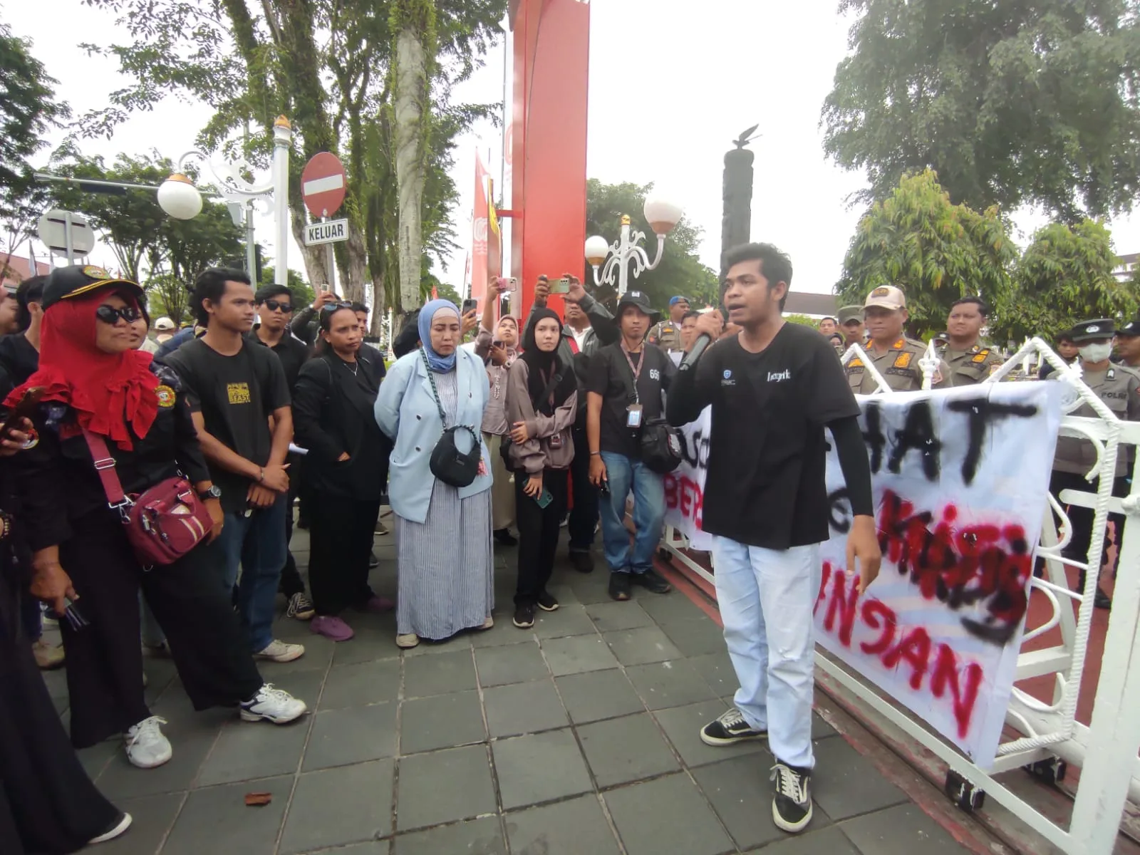 Aliansi Balikpapan Melawan Unjuk Rasa, Lima Masalah Kota Jadi Titik Ledak Aksi Protes PROKALTIM 1 WhatsApp Image 2025 08 25 at 19.14.42 Aliansi Balikpapan Melawan Unjuk Rasa, Lima Masalah Kota Jadi Titik Ledak Aksi Protes PROKALTIM
