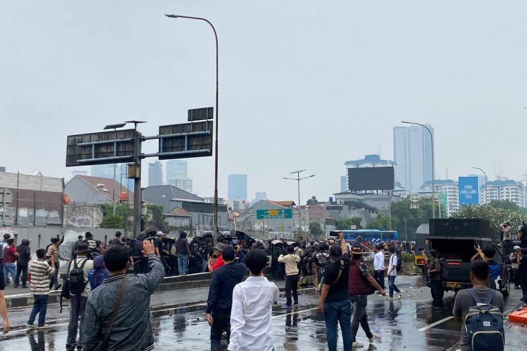 demo 25 agustus 2025 Demo 25 Agustus di DPR Memanas, Tol Dalam Kota hingga Gatot Subroto Ditutup PROKALTIM