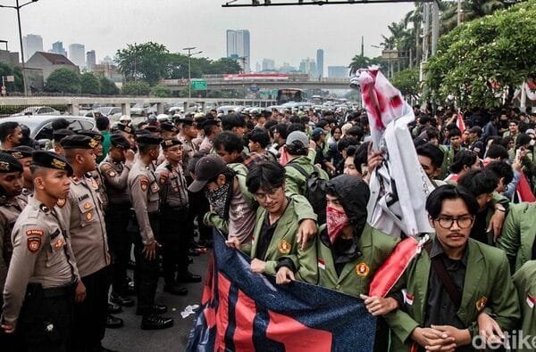 Ribuan Mahasiswa Demo DPR, Sempat Ricuh dengan Polisi