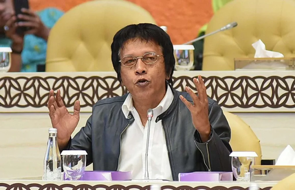 Adian Napitupulu Adian Napitupulu Minta Aplikator Hapus Asuransi yang Merugikan Ojek Online PROKALTIM