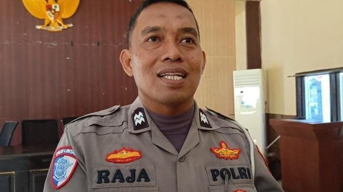 SISWA PUKUL GURU Aiptu Rajamuddin anggota Satlantas Polres Sinjai yang anaknya memukul Anak Polisi Pukul Guru SMAN 1 Sinjai, DPR: Negara Wajib Hadir Beri Perlindungan PROKALTIM