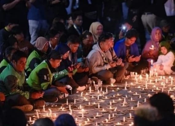 WhatsApp Image 2025 09 03 at 17.12.00 1.000 Lilin untuk Affan, Ojol Balikpapan Hening dalam Doa PROKALTIM